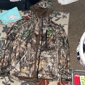 Mossy oak woman’s jacket still pretty new I wore it once
